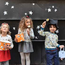 Notre boutique continue sur internet😍
Joyeux Haloween!
Les enfants se preparent a manger des bonbons!
#haloween #vetementenfant fabriqueaparis #madeinparis 
@evakoshka